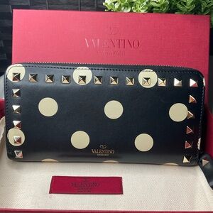 ROCKSTUD CALFSKIN ZIPPERED WALLET